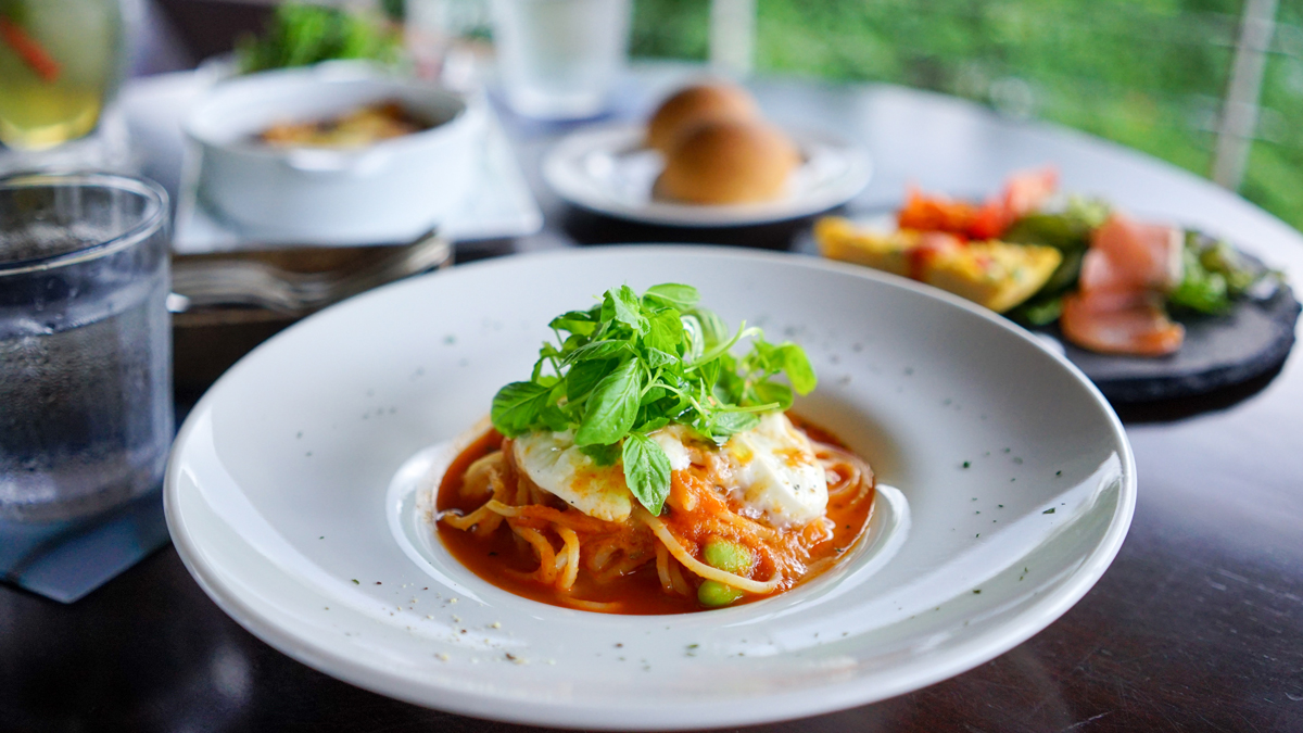 スタイリッシュなカフェのインテリアと美味しそうな料理が並んだテーブル