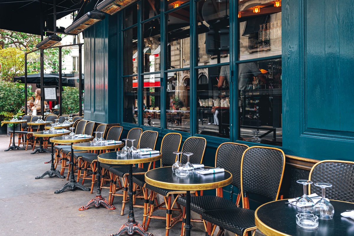 フランス・パリの屋外カフェのテーブルと椅子。